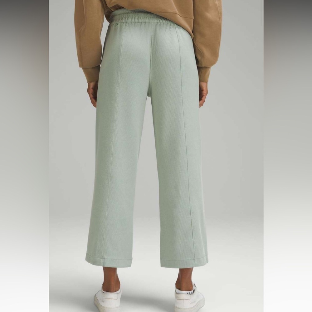 Lululemon Ribbed Softstreme Mid-Rise Wide-Leg Cropped Pant 25"
Palm Court Size 6 - Picture 3 of 12